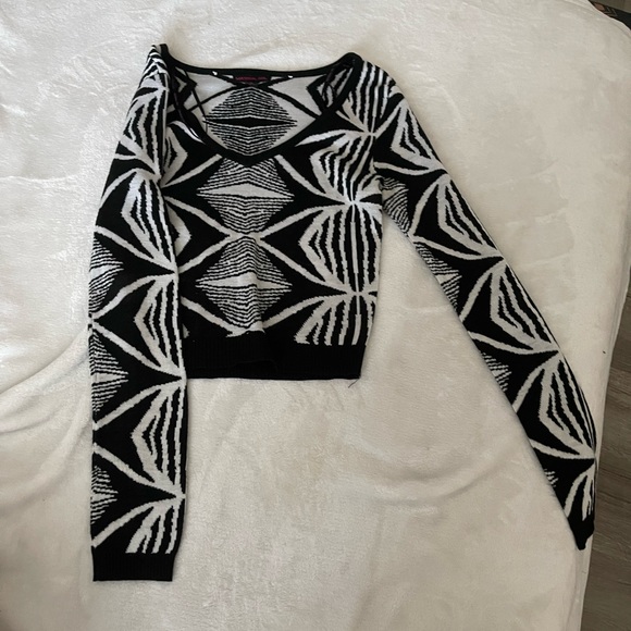 Black & White Cropped Sweater - Picture 3 of 3